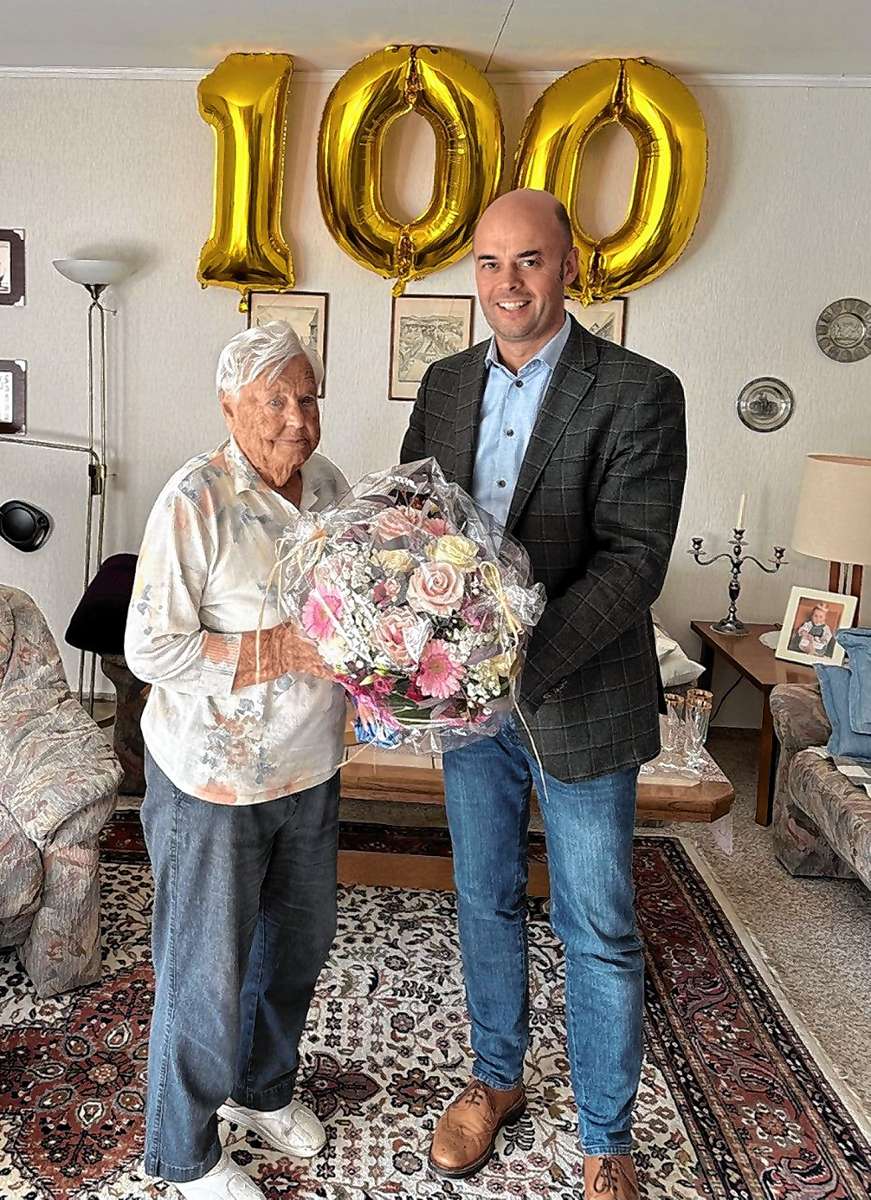 Bürgermeister Carsten Vogelpohl gratulierte Magdalene Puka herzlich zum Geburtstag. Foto: zVg
