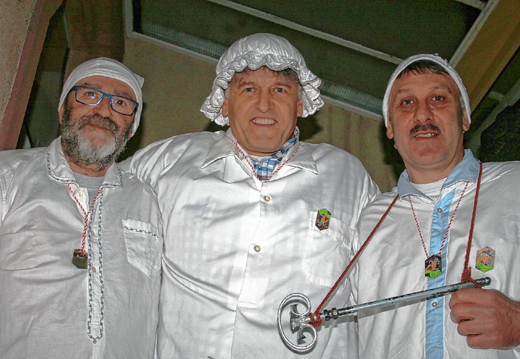 Des Amtes enthoben wurde  Bürgermeister Gunther Braun (Mitte) von Jürgen Schlecht (links) und Dieter Volz von der Narrenzunft Steinen-Höllstein.                                                                             Fotos: Ralph Lacher