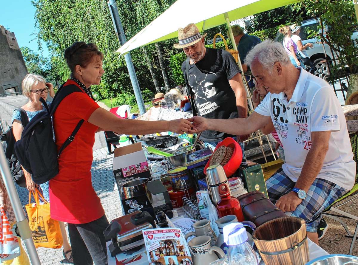 Alt und Jung kam auf seine Kosten beim Wollbacher Dorfflohmarkt am Samstag. Foto: Lacher