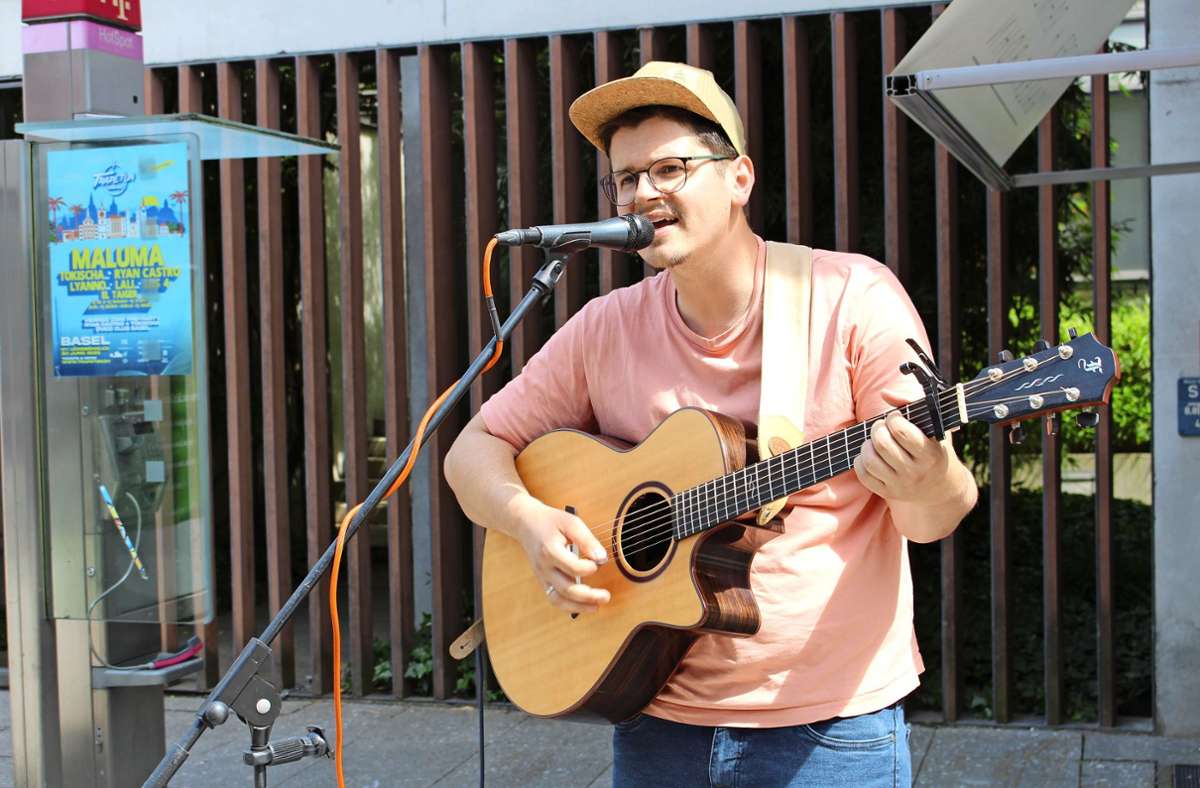 Lörracher Straßenmusiker: Der Lehrer mit der Gitarre