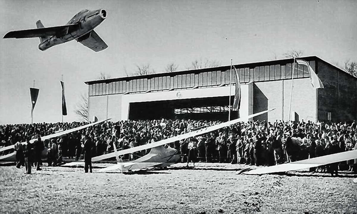 Viel Publikum beim Flugtag 1958 im Hotzenwald.