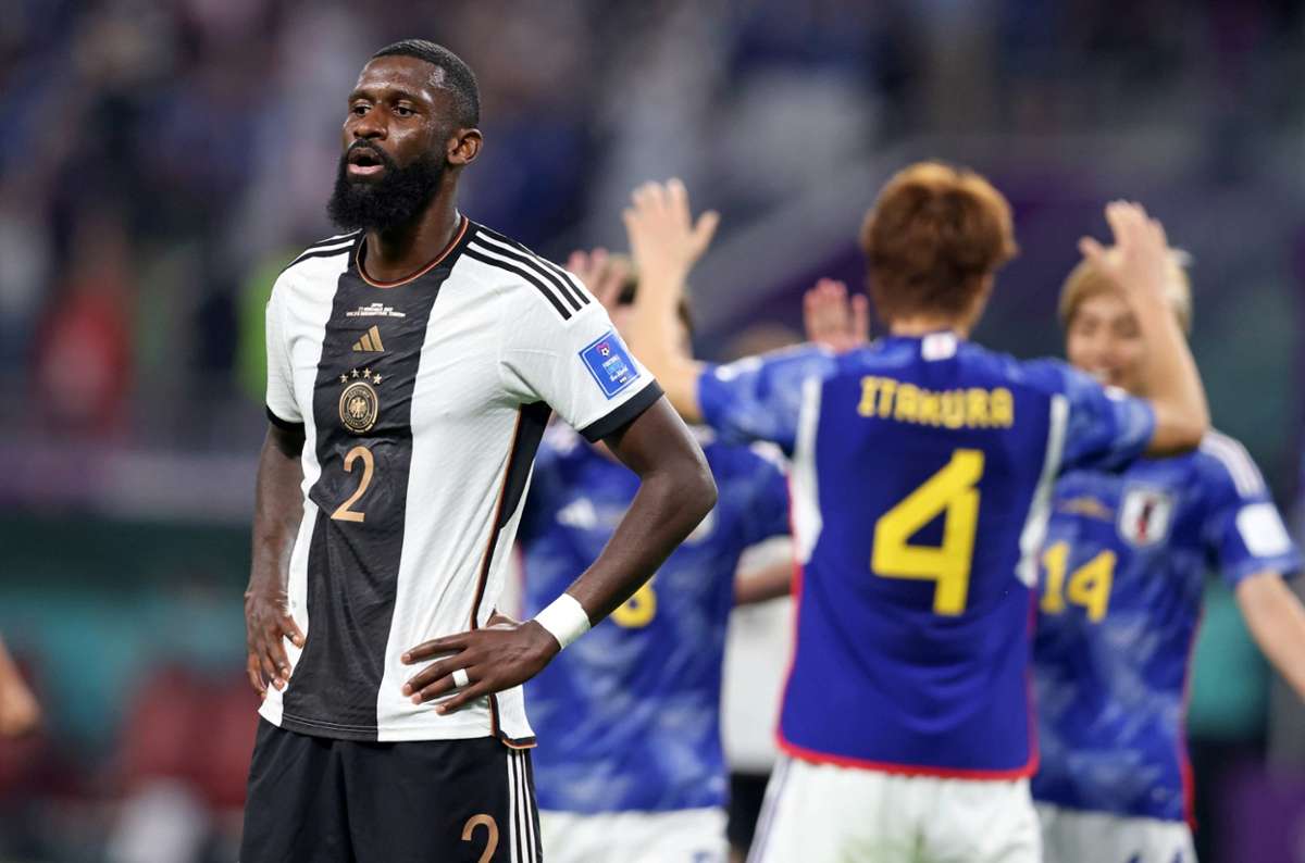 Fassungslosigkeit bei Antonio Rüdiger. Die Deutsche Fußball-Nationalmannschaft hat das Auftaktspiel gegen Japan mit 1:2 verloren.