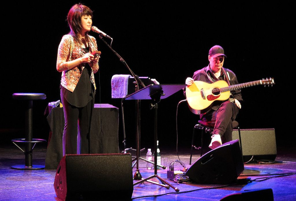 Die koreanische Sängerin Youn Sun Nah und der schwedische Gitarrist Ulf Wakenius bei ihrem Auftritt in Lörrach       Foto: Dorothee Philipp Foto: Die Oberbadische