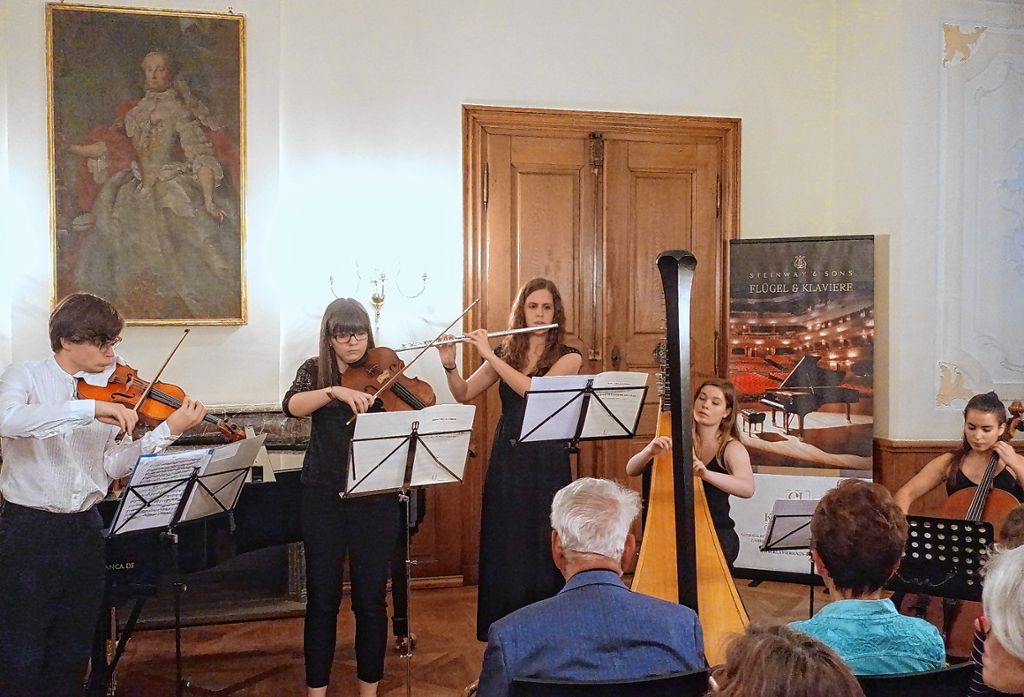 Kammermusik mit Harfen boten fünf Musikstudierende bei „Junge Klassik“ in Schloss Beuggen.        Foto: Jürgen Scharf Foto: Die Oberbadische