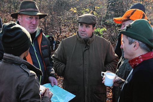 Nach der Jagd: Jagdpächter Thomas Glinski (hinten links) bespricht mit den Jagdgästen, wo eine Wildschweinrotte gesichtet wurde. Foto: zVg