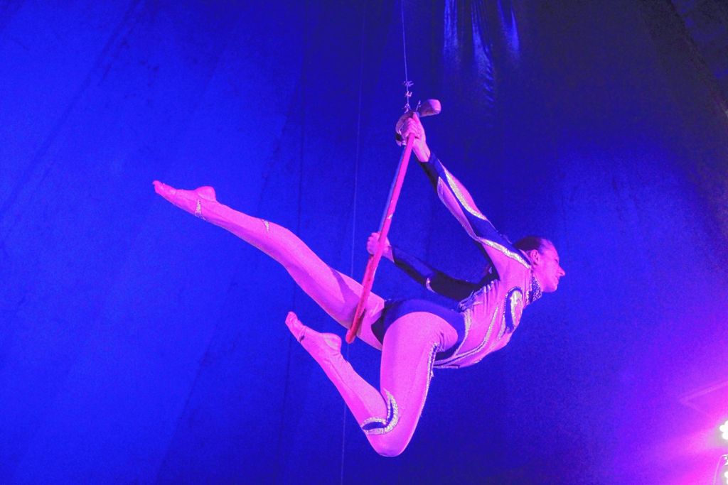 Akrobatik unter der Zeltkuppel.  Fotos: Anja Bertsch