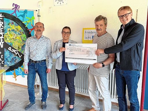Bei der Spendenübergabe (v.l.): Christof Glaisner, Stefanie Kunold, Rainer Stein und Erik Thiel Foto: zVg