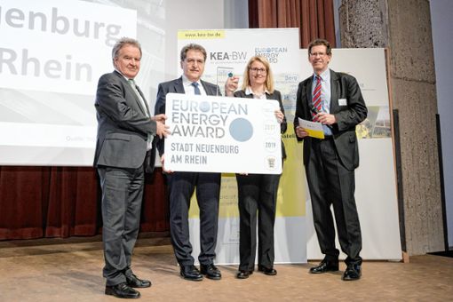 Bei der Verleihung des European Energy Award 2020 (v.l.): Der damalige Umweltminister Franz Untersteller, Peter Müller und Sibylle Maas (Stadt Neuenburg) und Volker Kienzlen (Geschäftsführer KEA-BW)   Foto: KEA-BW/Jan Potente