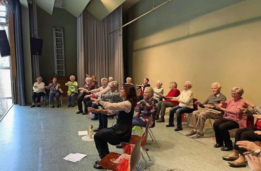 Viel Spaß hatten die Senioren bei der Aufführung der Sitztanzgruppe, die bewies: Tanzen kann wirklich jeder. Foto: Markgräfler Tagblatt/zVg