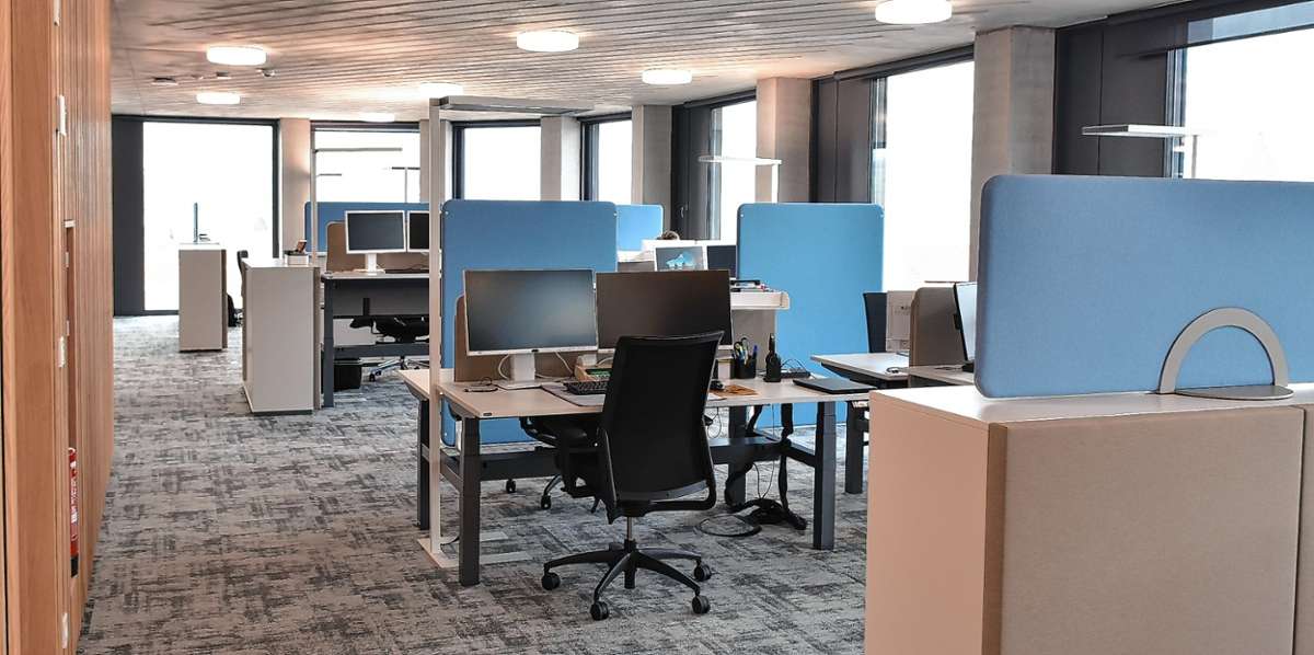 Die offene Bürolandschaft des zweiten Standorts des Landratsamts Lörrach ermöglicht es, dass jeder Mitarbeiter an einem Tag mehrere Arbeitsumgebungen nutzen kann.