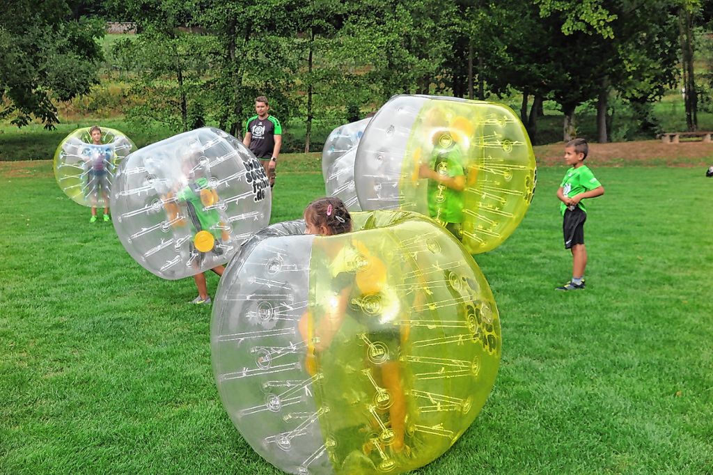 Einen Riesenspaß hatten die Kinder mit den Bubble-Soccer-Kugeln, die für das Abschlussfest der Lieler Fußballschule gemietet worden waren.  Foto: Dorothee Philipp Foto: Weiler Zeitung