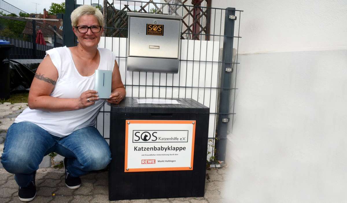 Anonyme Abgabe: In der Weiler Gartenstadt hat die Vorsitzende der Katzenhilfe, Cornelia Tscheulin, die Katzenbabyklappe aufgestellt.  Foto: Marco Fraune