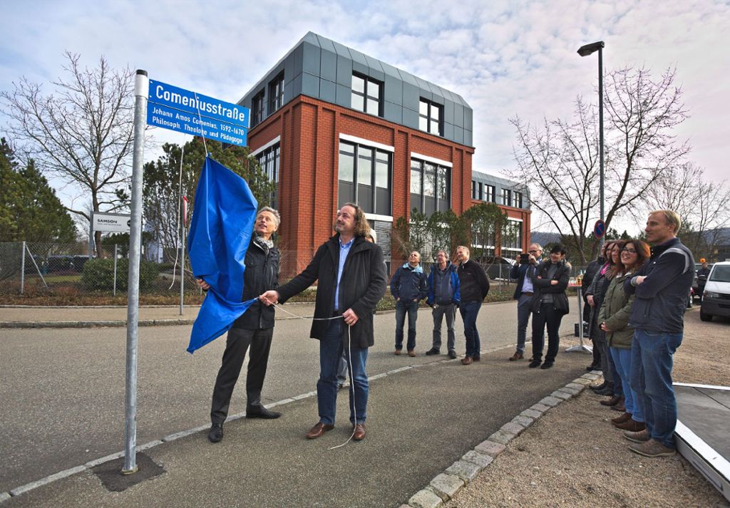 Michael Wilke (l.) und Uwe Steinebrunner enthüllen das Straßenschild. Foto: Kristoff Meller Foto: Die Oberbadische