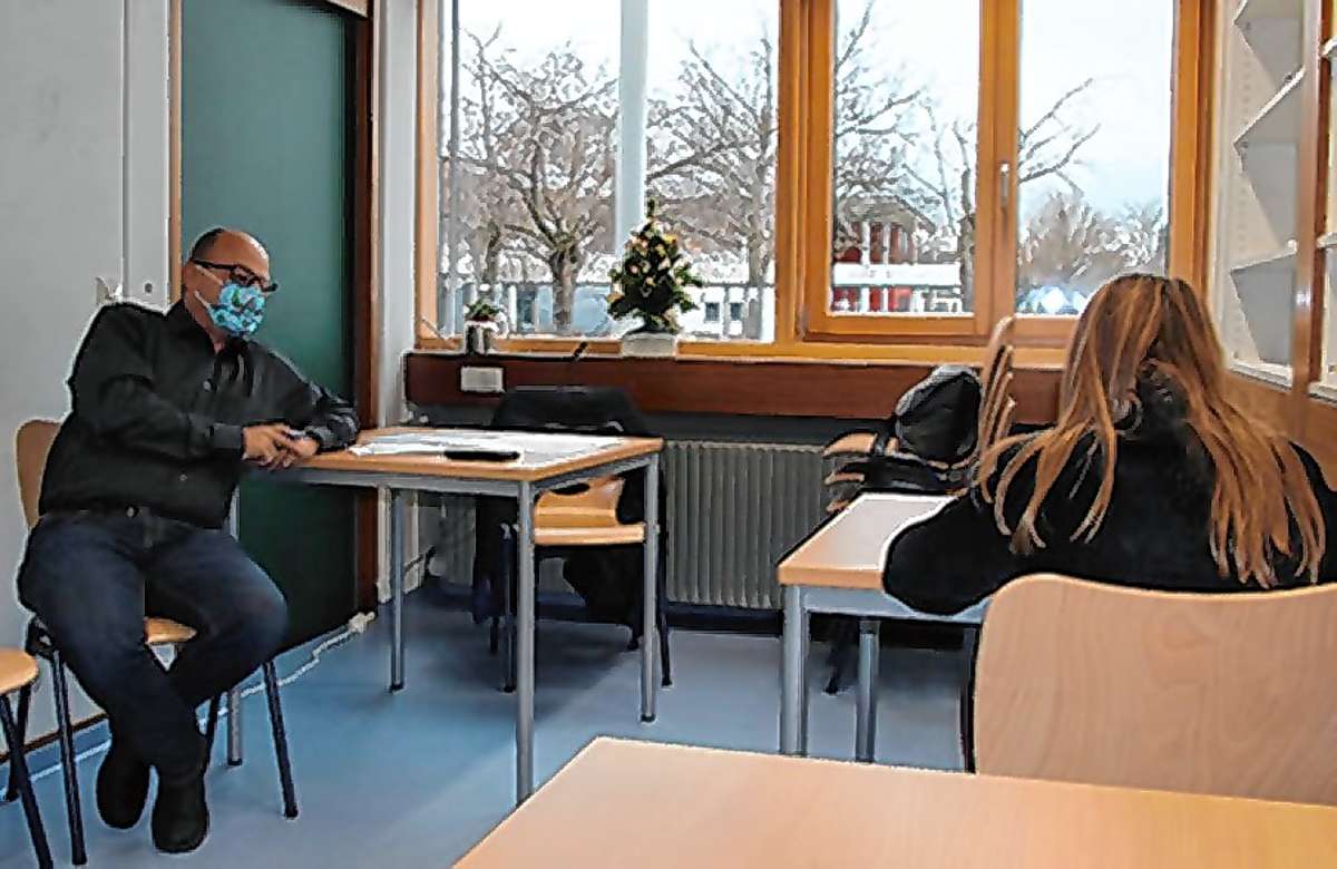 Thomas Royar mit einer Schülerin der Mathias-von-Neuenburg-Werkrealschule beim Mathe lernen Foto: Claudia Harter