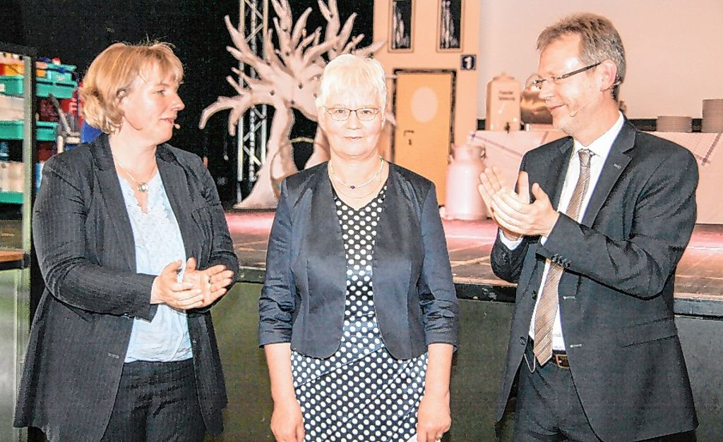 Birgit Ackermann (links) und Christoph Dürdoth zollen  Verena Denzer ihre Anerkennung bei der  Verabschiedung. Foto: zVg Foto: Die Oberbadische