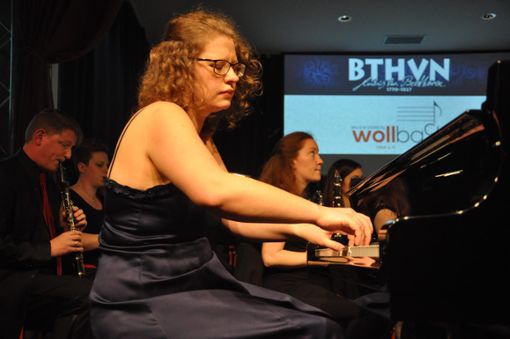Sie war der Star des Abends: Die  Pianistin Paulina Maslanka und der Musikverein bekamen stehende Ovationen.   Foto: Jutta Schütz Foto: Weiler Zeitung