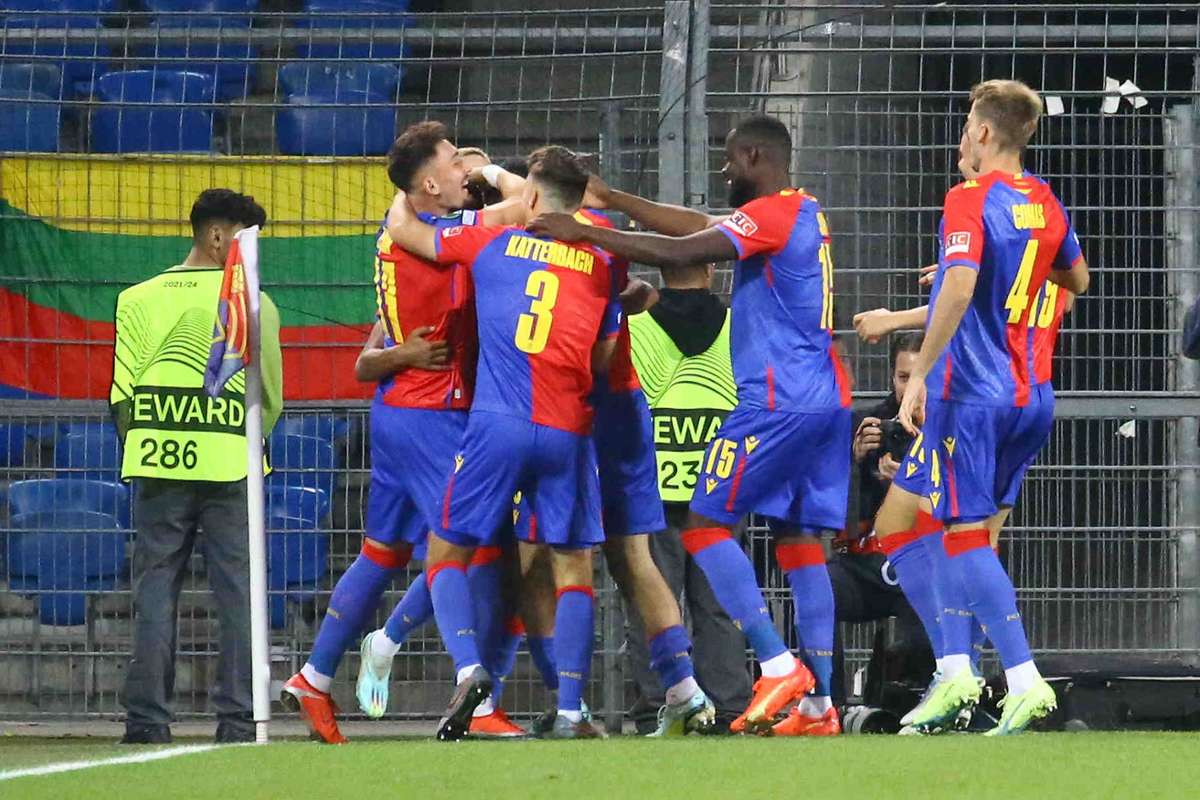 Die Mannschaft des FC Basel will in Jerewan einen Sieg bejublen. Foto: Michael Hundt