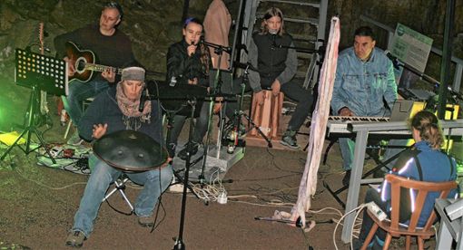 Die Band „Peace of dawn“ gestaltete den musikalischen Saison-Abschluss in der Erdmannshöhle. Foto: Ines Bode