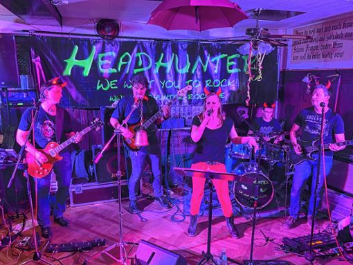 Vier Musiker und eine Sängerin - das sind „Headhunter“. Foto: Heiko Trefzger