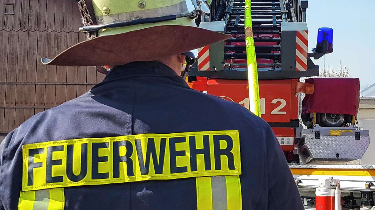 Brand in Hotel an der Bundesstraße / Fünf Personen mit Verdacht auf Rauchgasvergiftung: Mitarbeiter löschen Feuer