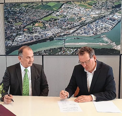 Mario Schmidt (links) und Hermann Becke unterschreiben den Kooperationsvertrag. Foto: zVg/Evonik