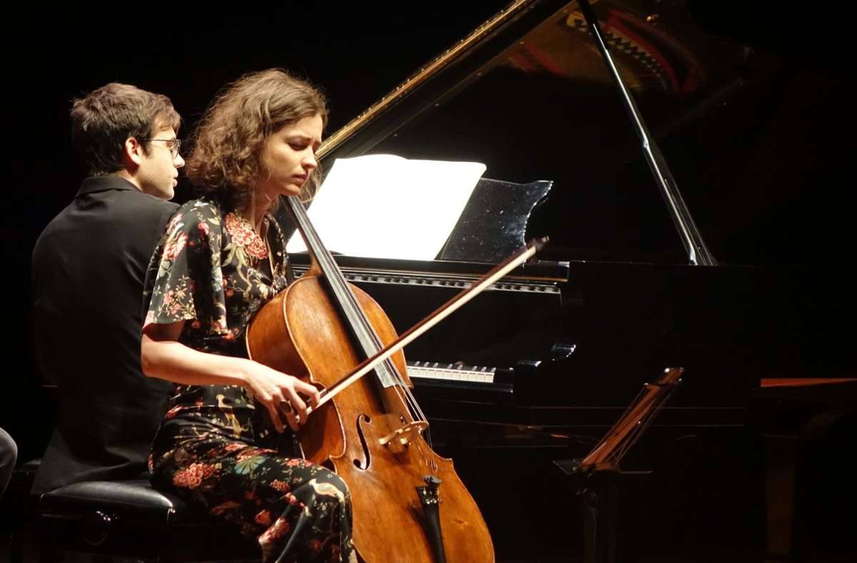 Junge Klassiksterne: Die Cellistin Anastasia Kobekina und ihr Klavierpartner Jean-Sélime Abdelmoula Foto: Jürgen Scharf
