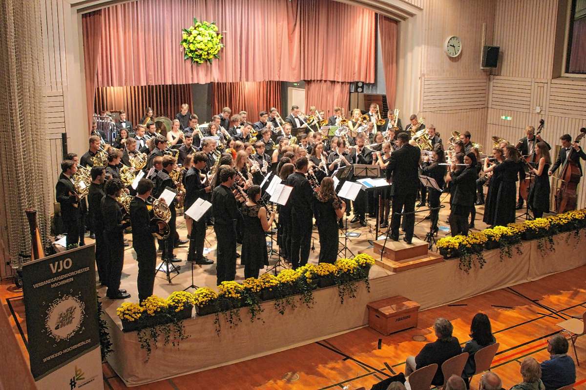 Nur stehend fanden die mehr als 100 Musiker beider Orchester Platz auf der Schwörstädter Bühne. Foto: Rolf Reißmann