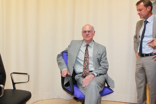 Fast wie im Plenarsaal: Norbert Lammert auf dem  Mario  Bellini entworfenen Stuhl. Foto: Weiler Zeitung