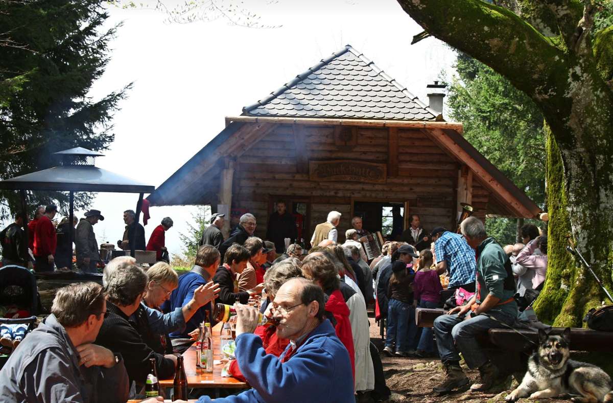 Die Buckhütte bei Elbenschwand ist eine der Wanderhütten, die vom Schwarzwaldverein Kleines Wiesental angelegt wurden und bei der auch  immer wieder  Feste stattfinden. Foto: Ralph Lacher