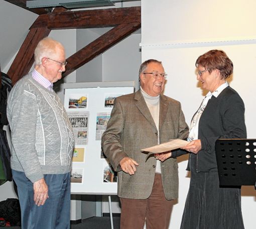 Renate Bauer hielt die Laudatio auf Gerd Arzet (Mitte) und Robert Kirchhofer. Foto: Heiner Fabry