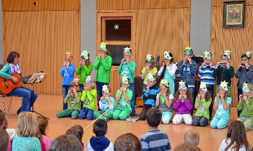 Die vierte Klasse der Grundschule Höllstein als „Froschkönige“ mit  ihrer Lehrerin.                                                                                                                                Foto: Georg  Diehl Foto: Markgräfler Tagblatt