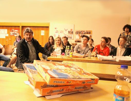 Bei Pizza und Bionade diskutierten rund 80 Jugendliche mit den Bürgermeisterkandidaten.   
Fotos: Anja Bertsch Foto: Markgräfler Tagblatt