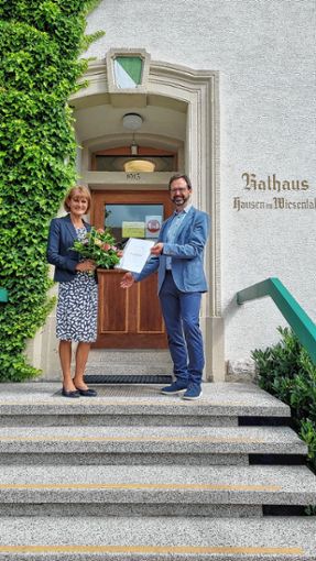 Bürgermeister Martin Bühler überreichte Hauptamtsleiterin Andrea Kiefer Urkunde und Blumen.                                                                                            Foto: © Gemeinde Hausen im Wiesental
