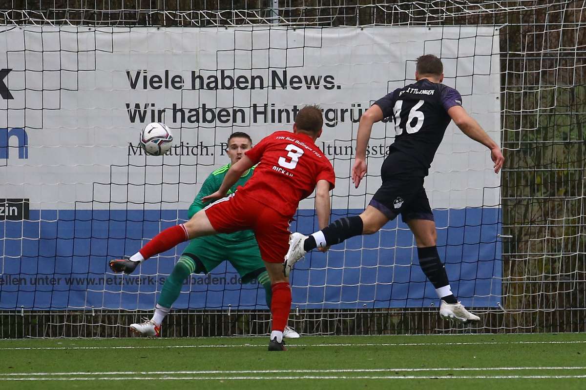 Laurenz Hiller (re.) erzielt per Kopfball das 1:0 für den FC Wittlingen.
