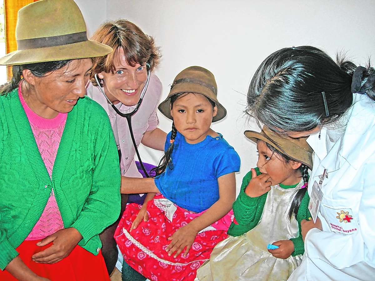 Kinderärztin Martina John mit Quechua-Kindern in Peru