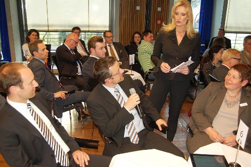 Wetter- und Wirtschaftsexpertin Claudia Kleinert im Gespräch mit Unternehmern der Region beim Wirtschaftsforum. Foto: Peter Ade Foto: Die Oberbadische