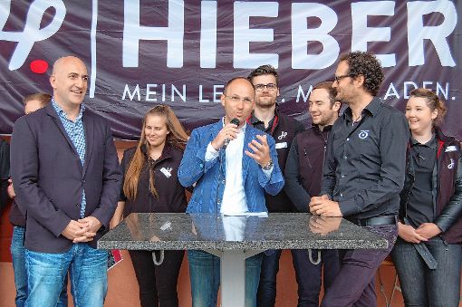 Geschäftsführer Dieter Hieber (links), Moderator Rolf Folk und das Organisationsteam eröffneten das erste Regio Festival des Unternehmens.   
Fotos: Peter Ade Foto: Die Oberbadische