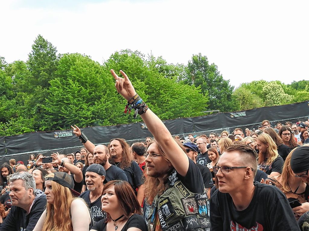 Dicht gedrängt lauschten und tanzten die Besucher beim Metal-Festival „Baden in Blut“ vor der Bühne im Dreiländergarten.  Fotos: Martina Proprenter