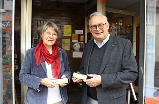 Almut Teichert-Hailperin (links) hat die neue Stadtschokolade initiiert. Die Banderole wurde von UIi Merkle (rechts) gestaltet. Foto: Christoph Schennen