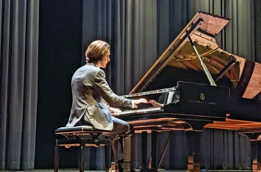 Ohne jede aufgesetzte Pose  schickt der 19-jährige Yoav Levanon  beim Konzertabend in Lörrach   seine Finger in den Sturm der virtuosen Läufe. Foto: Tonio Paßlick