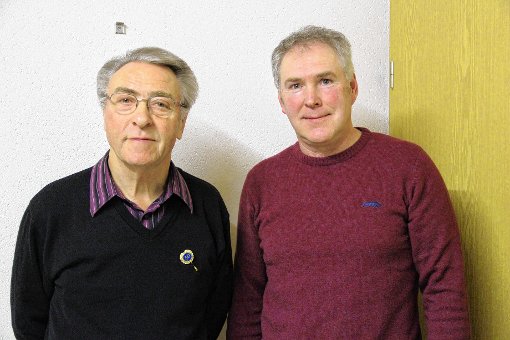 Roland Klingele (rechts) ehrte Hans Gräßlin für 50 Jahre Mitgliedschaft im TV Wiechs. Foto: Markgräfler Tagblatt