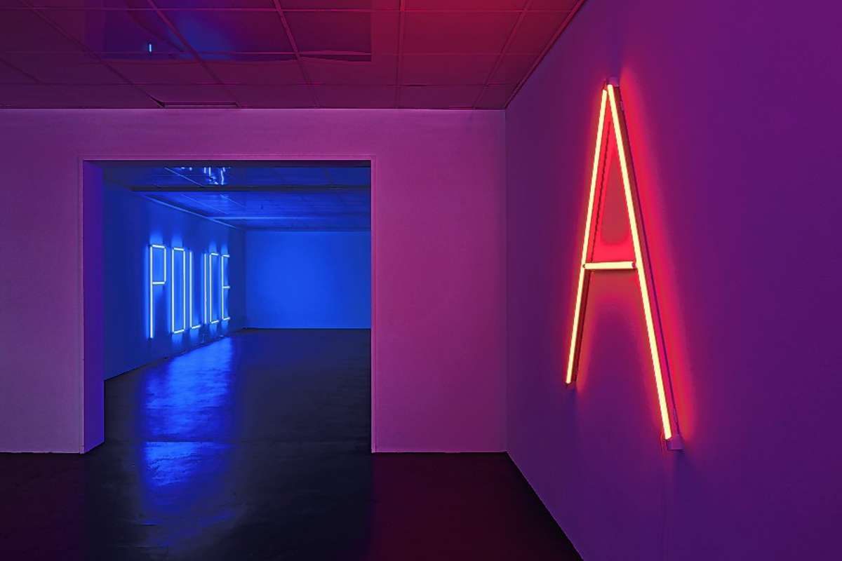 Anne-Lise Coste, „Police“, 2022, Neon