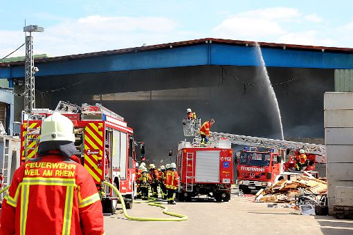 Großeinsatz der Feuerwehr am Sonntagmittag im Märkter Recyclinghof, wo es in einer Lagerhalle brannte. 
Fotos: Siegfried Feuchter Foto: Weiler Zeitung