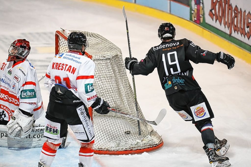 Sportmix: Eishockey satt in der Franz-Siegel-Halle
