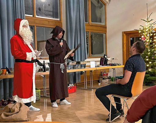 Der „Nikolaus und sein Knecht“ berichten humorvoll über die Spieler und Spielerinnen Foto: zVg