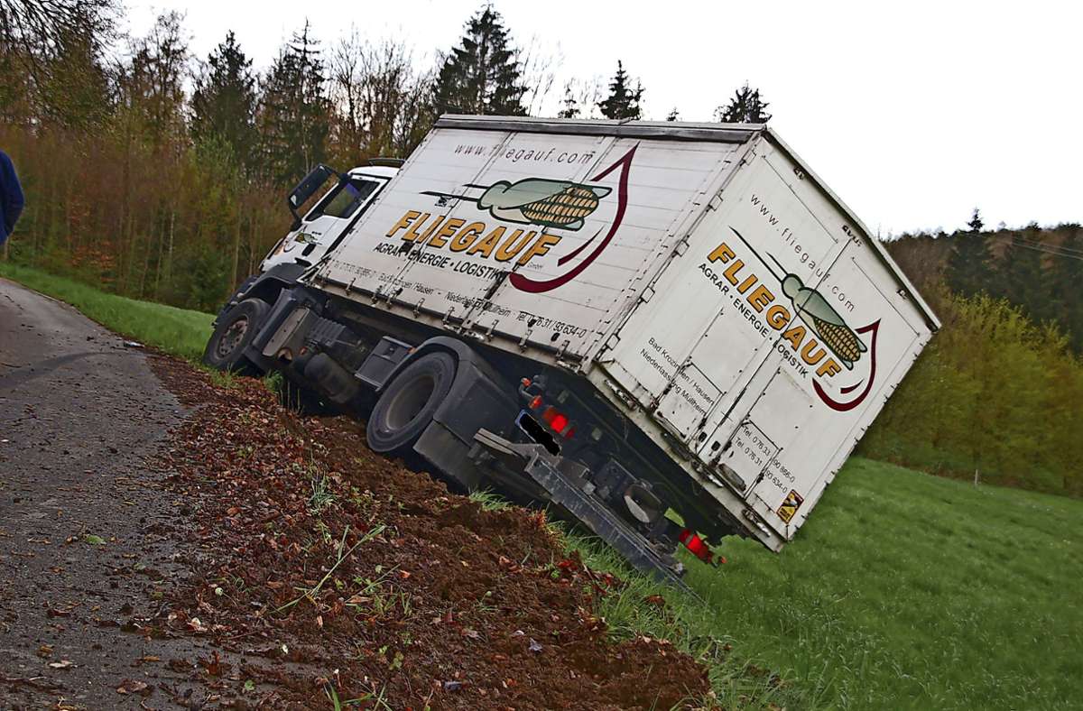 Rheinfelden-Eichsel: Lastwagen droht zu kippen