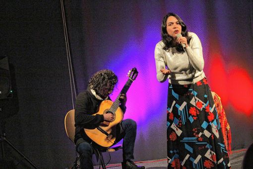 Carol Andrade (Gesang) und Alex Maia gastierten mit „Liedern für Zwei“ im Maulburger „Dorfstübli“.    Foto: Gerd Lustig Foto: Markgräfler Tagblatt