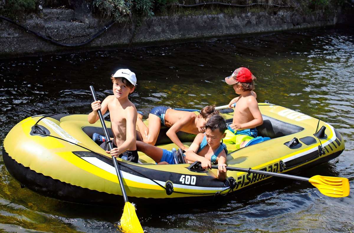 Ferien in Hausach: Kinder paddeln auf Schlauchbooten   Gewerbekanal hinunter