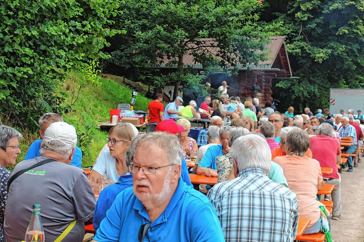 Starken Zuspruch fand die Sonnwendfeier des Hausener Schwarzwaldvereins.       Foto: Ralph Lacher