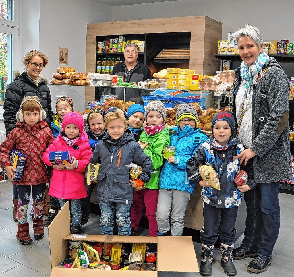 Rheinfelden: Kinder bringen im Tafelladen Spende vorbei